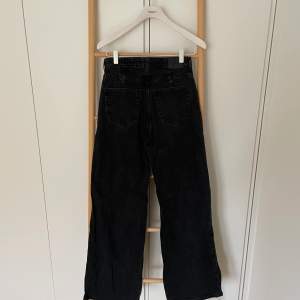 Weekday ACE jeans i en svart tvättad fräg! Mycket bra skick🥰