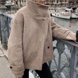 Arket kappa - Intressekoll på denna beiga arket jacka! Det är i fint skick och i en super fin färg. 