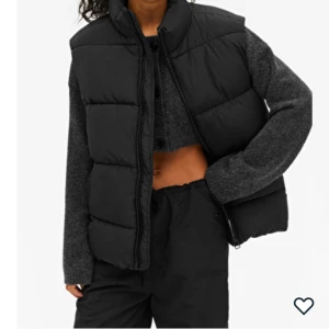 Svart väst - Superskön och varm väst! Helt oanvänd med lappen kvar. Köpt för 400 kr, pris kan diskuteras (: