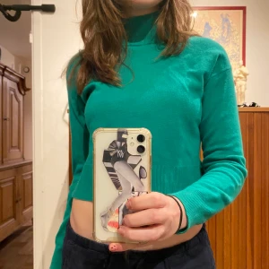 Grön polo från &Other Stories - Polo från &Otherstories. Fin grön färg. Storlek XS. Har en slits på varje sida. Välbevarad.