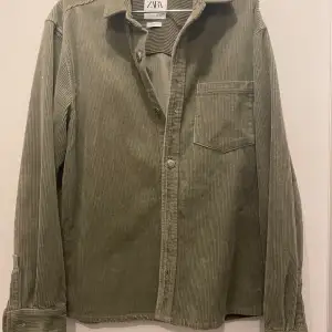 Grön manchester overshirt från zara i strl M