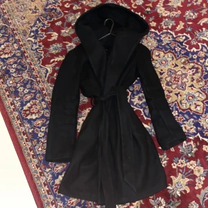 Kappa - Fin kappa från zara med luva och skärp 