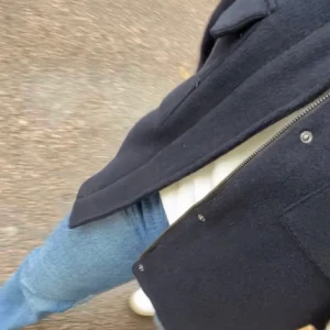 Marinblå kappa - Säljer denna sjukt fina marin/mörk blåa kappa😍perfekt till vinter, vår och höst!!!!! Den är storlekar 164 men funkar super på mig som oftast har xs,s,m💖💖