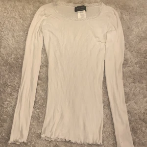 långärmad tröja  - vit långärmad tröja från rosemunde i xs/s 💘
