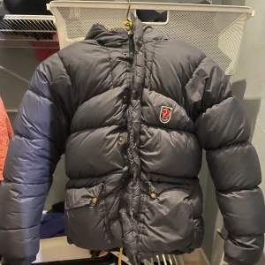 Fjällräven jacka  - Säljer min fina fjällräven jacka köpte denna på Plick men ska sälja den för att den var för liten. Den är i jätte bra skick inga hål eller något. Aldrig använt själva 