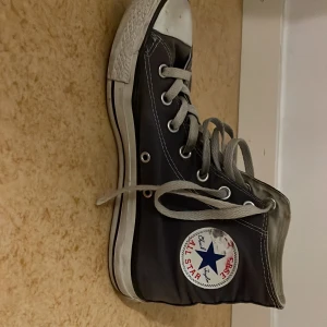 Mörkblåa Converse  - Jag säljer också mina jättefina mörkblå Converse i storlek 39. De är i bra skick men skosnörena är lite smutsiga. Använde dem förra våren. Köparen står för frakt💕