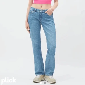 Weekday arrow low straight - Weekday jeans i färgen harper blue. Färgen är lite blåare i verkligheten. Kan skicka bild privat. Orginalpris 500kr. Säljer för 280 pga att det är några hål på innersidan av linningen (inget som syns på något sätt utifrån) Passar mig som har S-M!😍