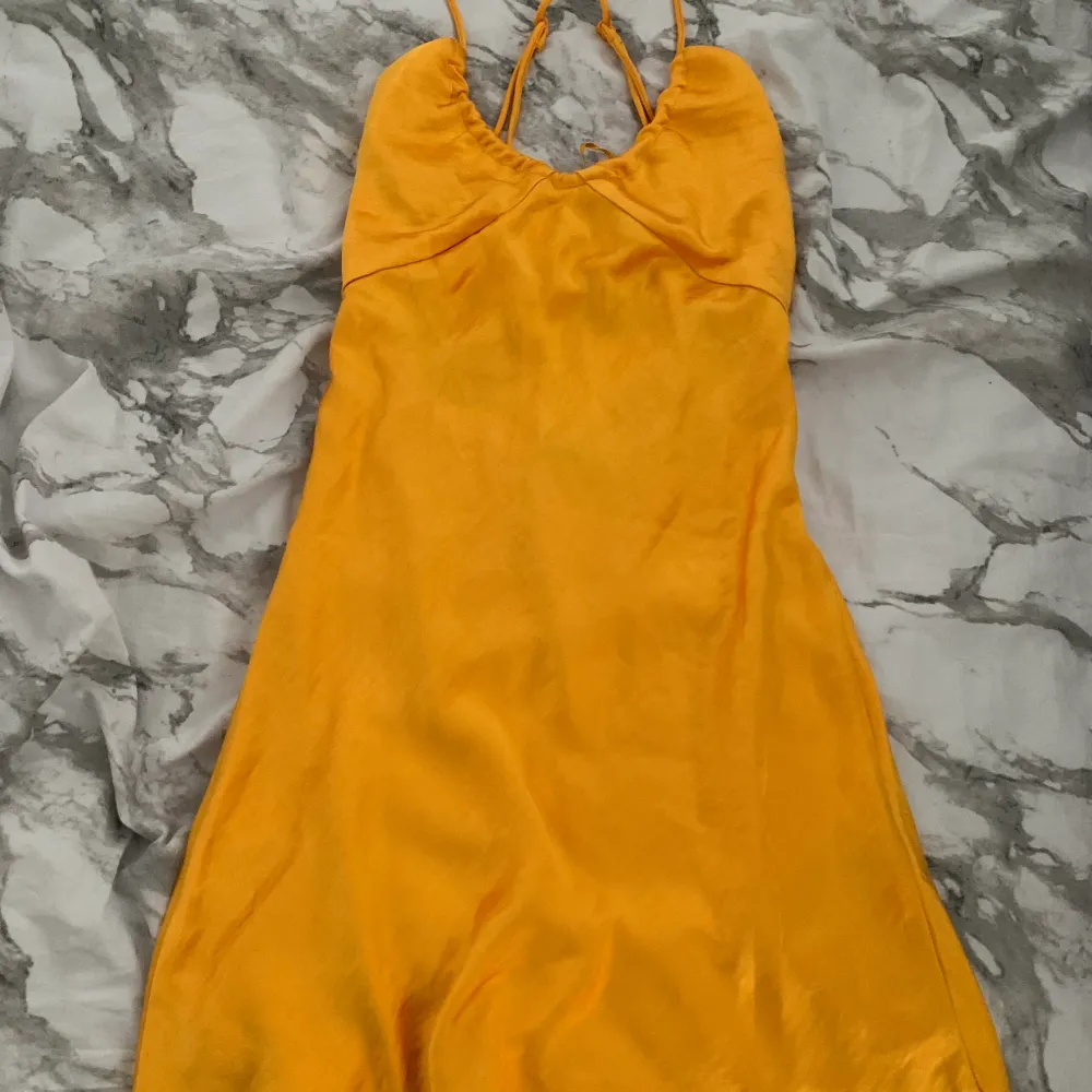 Superfin orange klänning från GinaTricot 😍 Endast använd en gång så i nyskick! Frakt tillkommer 🦋. Klänningar.