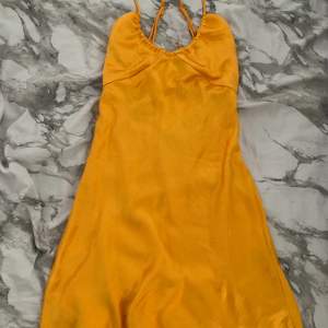 Superfin orange klänning från GinaTricot 😍 Endast använd en gång så i nyskick! Frakt tillkommer 🦋