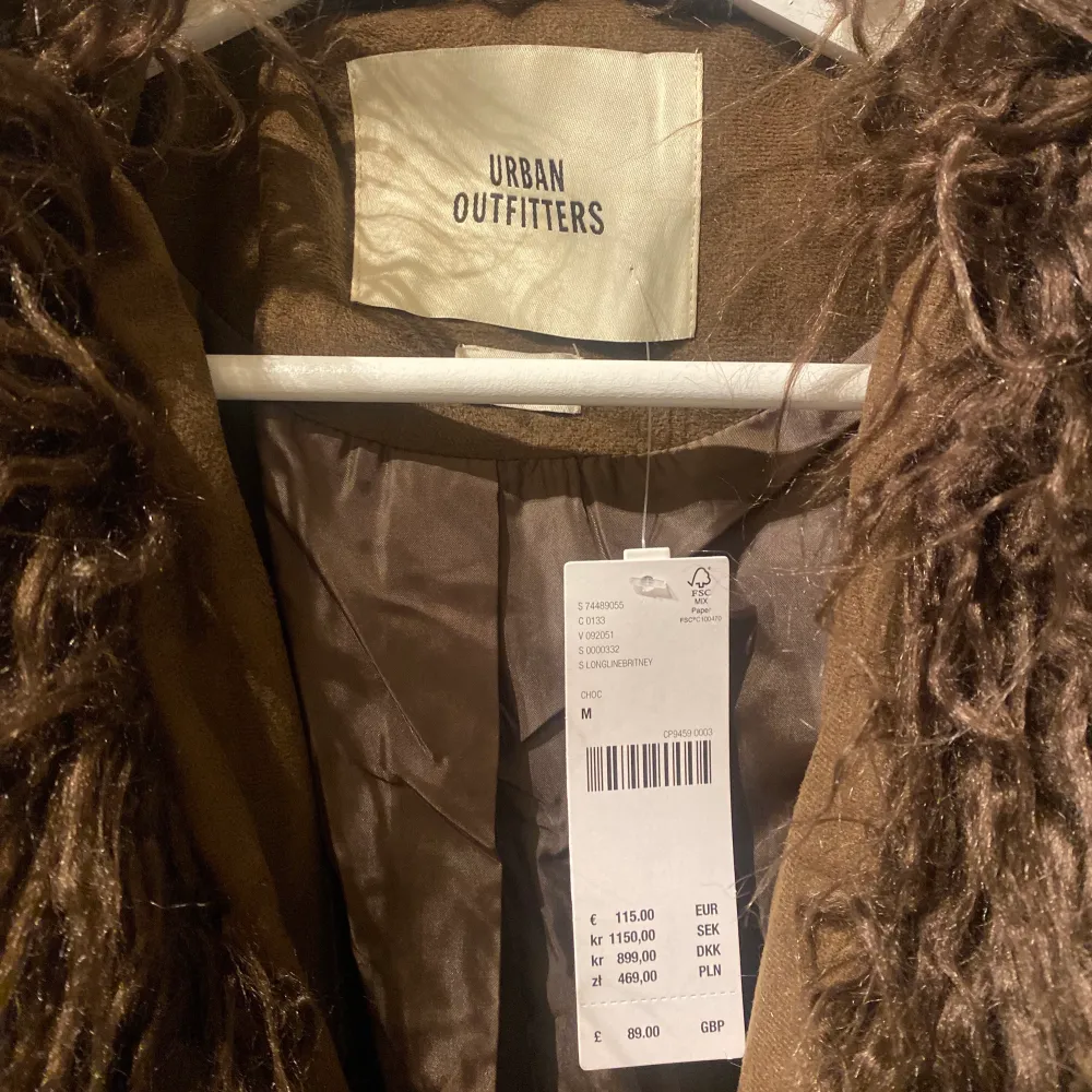 Oanvänd helt ny UO Longline Shearling Trim Coat. True to size och bra fabrikat. Kappan går att stänga hela vägen med knappar på insidan som inte syns, vilket är en fin detalj. Sök upp kappan på UO hemsida för bilder på modell. Ordinarie pris 115€/ 1200kr. Jackor.