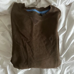College tröja - Säljer min trendiga bruna vintage tröja från USA som är perfekt oversized! Fint skick och en väldigt snygg brun färg! 
