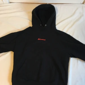 Svart Hoodie L  - Svart Hoodie i storlek L från skate/snowboard butiken Stuntwood. Bra skick! :) Säljer då jag aldrig använder den.  Kan mötas upp på Södermalm. Kan även frakta tänka mig frakta men iget jag kommer betala för. 