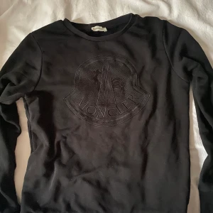 Moncler sweatshirt  - Säljer min moncler sweatshirt i storlek M/S jättefin kvalite då den knappt är använd. 