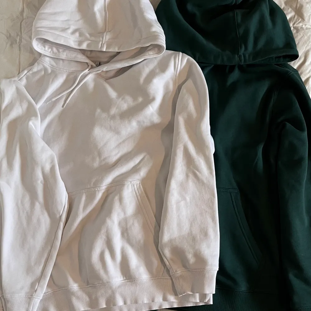 Båda hoodies 9/10, den vita har storlek L, den gröna M. Tröjor & Koftor.