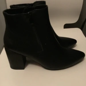 Skor - 1. Kängor 39 skopunkten 2. Skor Linear 37 3. NLY shoes 38