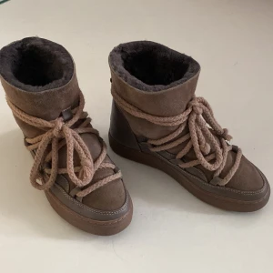 Skor - Säljer mina inuikii i storlek 38, skulle säga att de passar upp till en mindre 40 och i storlek 37!! Säljer endast för 1300🫶🏻🫶🏻 KÖP DIREKT FÖR 1500