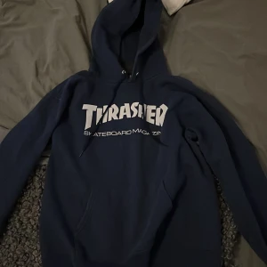 Blå Thrasher hoodie strl small - Blå snygg Thrasher hoodie, väldigt sällsynt då de inte finns så många