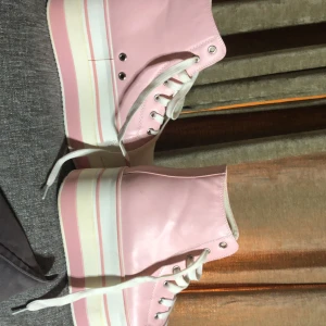 Skor - Rosa vita platåskor knappt andvända 