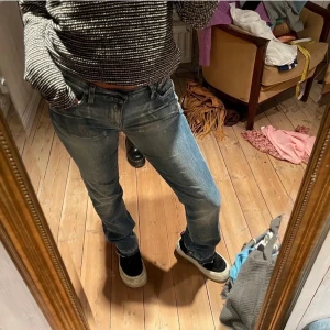 Lågmidjade jeans!😍 - Dessa sjukt snygga och unika lågmidjade jeans med så coola detaljer från G-Star Raw! Köpta för 700💙 Står ingen storlek men skulle säga 28/34 