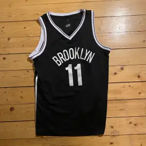 En Kyrie Irving brooklyn nets basket jersey från fruugo. Köpt för ca 2 år sen men knappt använd. Säljer för att den inte kommer till användning längre