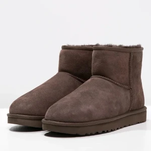 Uggs - Säljer nu mina uggs då jag har ett annat par. Det kommer fler bilder hur dom ser ut!💕 Dom är i storleken 41 men funkar lika bra på mig som har storleken 39 och dom är i ett använt skick💕