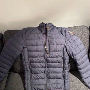 Jacka från Parajumpers - Säljer en jacka från Parajumpers i storlek XS. Jackan är använd fåtal gånger  och i nyskick. Köparen står för frakten.