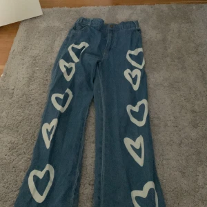 Hjärt byxor 🫶 - Säljer dessa hjärt byxor från shein och säljer dom pågrund av att de inte riktigt är min stil. De passar dom som är runt 150-155 och sitter väldigt bra vid midjan. Använd 1 gång och det är när jag tog bilden annars har jag aldrig använt den. Kostade 249🫶