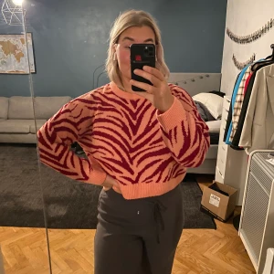 Rosa/röd tröja - Rosa/röd tröja med zebraliknande mönster. Fint skick och jätteskön!