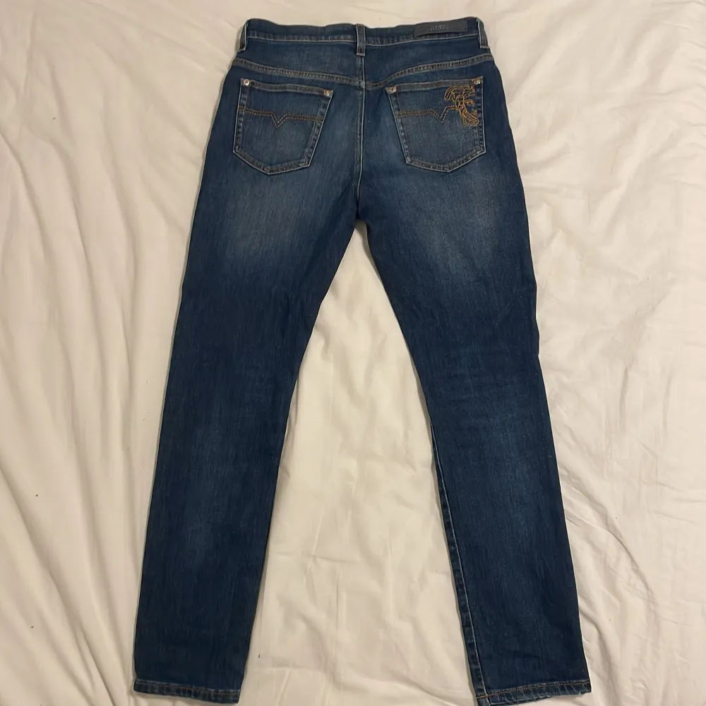 Slim fit jeans, storlek 31. Köpta för 2000 kr på NK för 2 år sen. Skick 9/10. Köpare står för frakt. Jeans & Byxor.