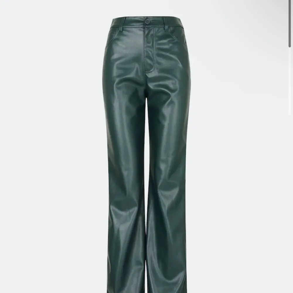 Jättesnygga skinnbyxor i mörkgrön färg, från bikbok  använt endast en gång så i fint skick 💚  . Jeans & Byxor.