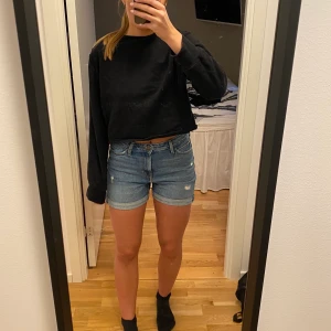 Jeanshorts  - Jeansshorts från Lee. Storlek 28, passar mig som är S men säkert M också!  Nypris 800, säljer för 300! 💘💘
