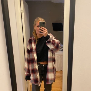 Rutig overshirt  - Rutig overshirt från H&M i storlek. I storlek M, men passar bra på mig som är S i vanliga fall.  Pris 50kr +frakt! 💕