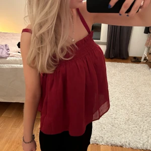 Topp  - Jättesöt röd topp från mango. Helt ny aldrig använd med lappen kvar❤️