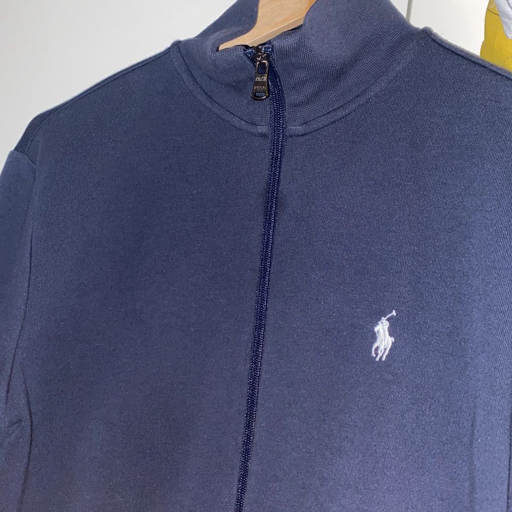 En marin-blå Polo tröja köpt ifrån Polo butiken. Har ägt den i kanske 1 år men knappt använt då jag fick den i present men ogillar färgen i min smak. Har använts cirka 4/5 gånger. Som ny!! Köpt från mans avdelningen, därav är storleken för en tjej typ S. . Tröjor & Koftor.