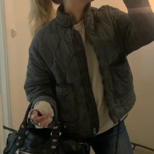 Populär ZARA jacka  - Säljer denna snygga slutsålda ZARA jacka då den inte kommer till användning! Så snygg och bekväm, knappt använd och i väldigt fint skick:)