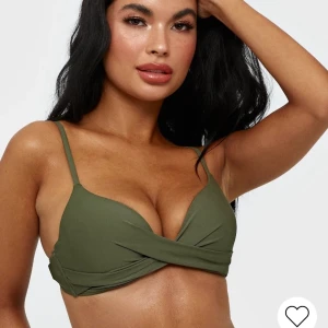 Grön bikiniöverdel  - Militärgrön bikini-överdel push-up från NELLY  Stl. 70D Ny skick, använd en gång 