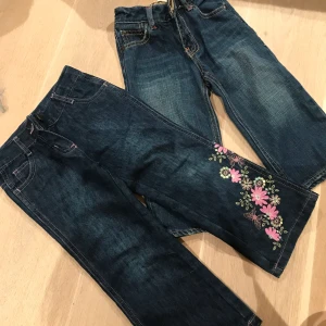 BABY PANTSSSS - De blommiga är bootcut och stolek 2-3 åringar  De andra är baggy är för 18-24 månader As cute byxor köp dom till din bebis för en drippy bebis eller till din lillasystser eller lillebror 100kr/st