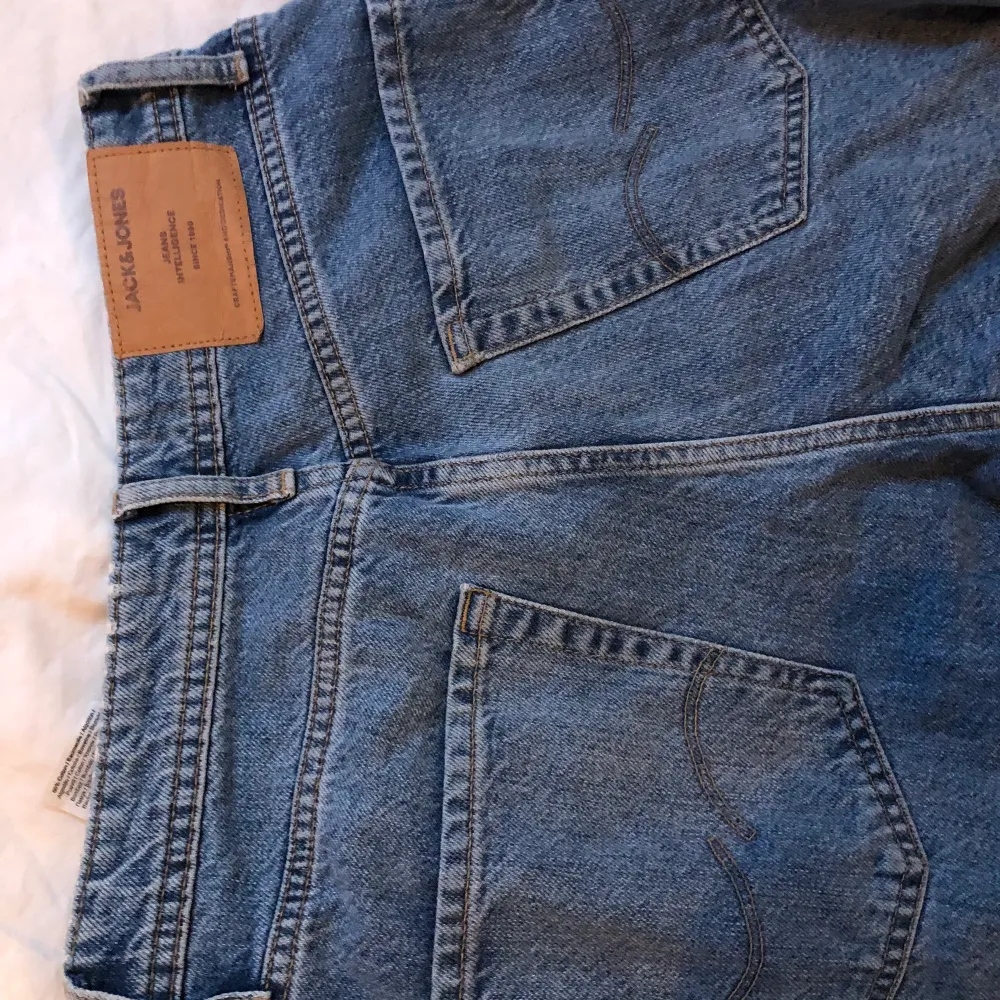 Skit snygga jeans andvänder aldrig köpte dem för 600 säljer dem för 200. Jeans & Byxor.