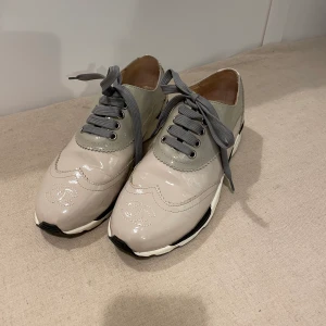 Chanel sneakers  - Fina Chanel sneakers i lack! Fint skick, utom 2 små fläckar. 