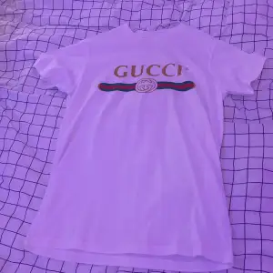 Hej jag säljer en Gucci tröja på grund av att den är förstor. (Inte äkta) men ser typ ut som en äkta tycker jag. Original pris 749 använt 1 gång