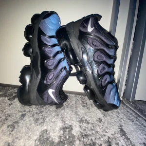 Nike air vapormax plus - Säljer nu ett par skor som är Nike air vapormax plus som är i ny skick och dom har inga skador eller något sånt! Skicka meddelande till mig här på plick om ni har några frågor så svarar jag så fort jag kan. Jag står för frakten⭐️