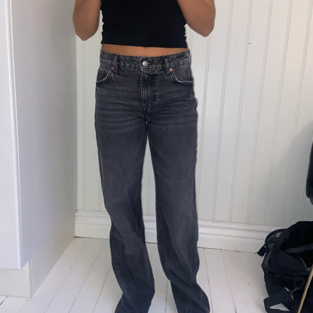 Super fina och nästan oanvända lågmidjade jeans från zara! tyvärr för långa för mig som är 160! Passar 34-38 beroende på passform🥰Köparen står för frakt♥️. Jeans & Byxor.