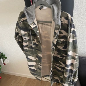 Jeans jacka/tröja  - Använd 1 gång. 