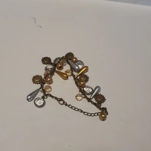 Armband - Ett oandvänt arm band. Är som nytt