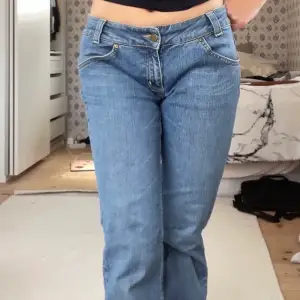 Säljer dessa jeans då det är för långa och stora på mig!! skriv för frågor elelr fler bilder!😊😊  