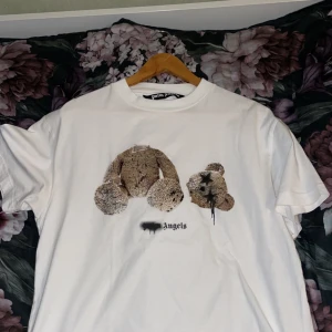 Palm angels  - Palm angels T-shirt till salu  Bin 900 Bud 600 Öppen för byte  Storlek M