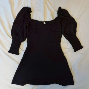 Svart klänning  - Väldigt söt klänning från Hm divided. Storlek 36. Bara använd några få gånger.