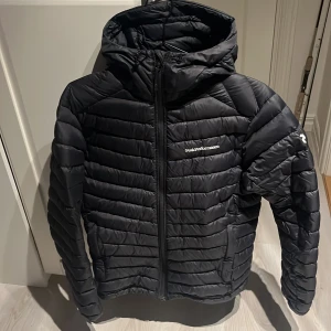 Peak performance jacka  - En fräsch peakjacka utan några skråmor. Varm, snygg och skön! 