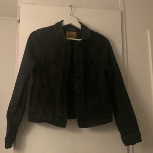 Jeansjacka  - Svart jeansjacka köpt på salt. Nypris 400kr. Inga skador eller defekter. Pris kan diskuteras 