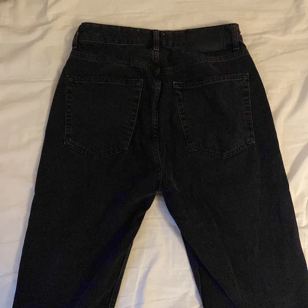 Svarta högmidjade jeans. Knappt använda. Säljer för att de inte passar.  200kr inklusive frakt. Jeans & Byxor.